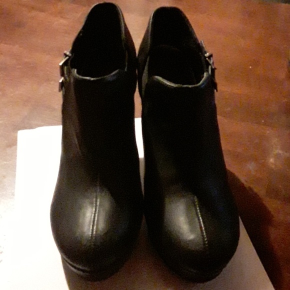 Black High Heel Shoes  SIZE 8 MED. - Picture 3 of 6